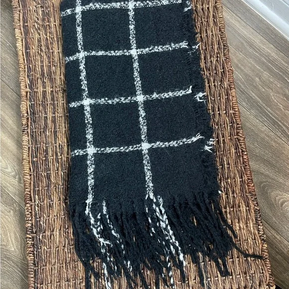 Black and White Checkered Scarf - Picture 3 of 3